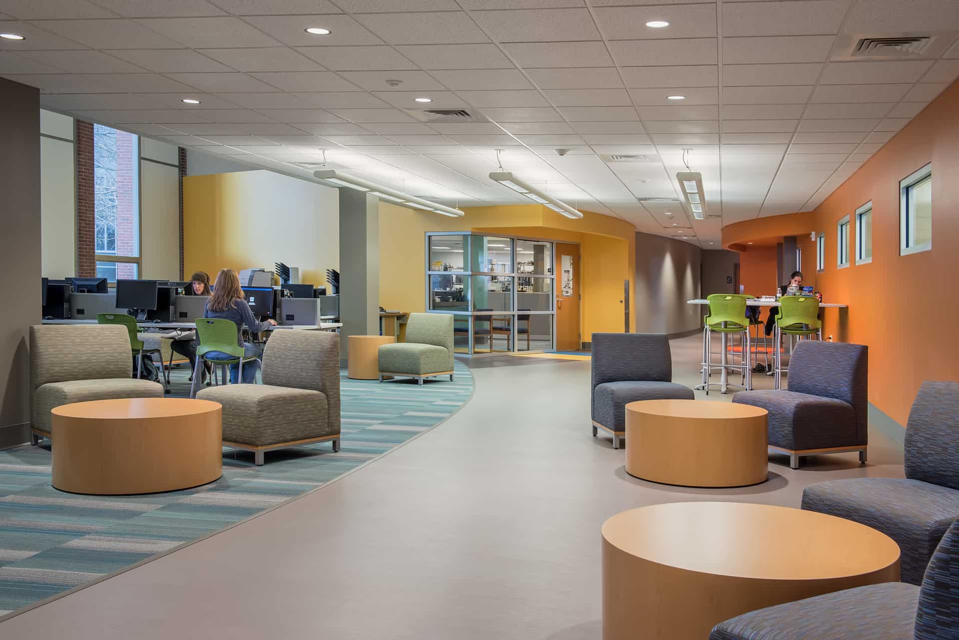 Renovations to University of Southern Maine’s Luther Bonney Hall collocate Financial Aid, Student Advising and the IT support with computing stations and study areas. This hybrid facility is also home to a café, classrooms and faculty offices © Blind Dog Photography